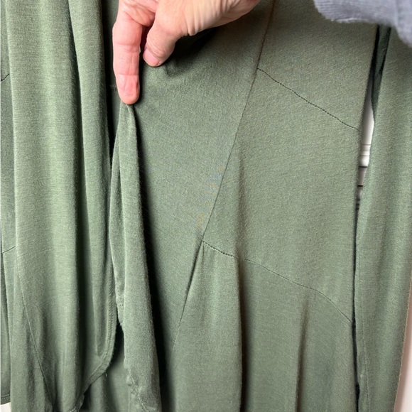 Sage color open duster with scalloped hem - Picture 6 of 7